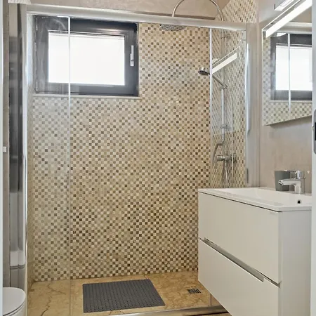 Sophia Luxury 2 Bedroom Apartment *